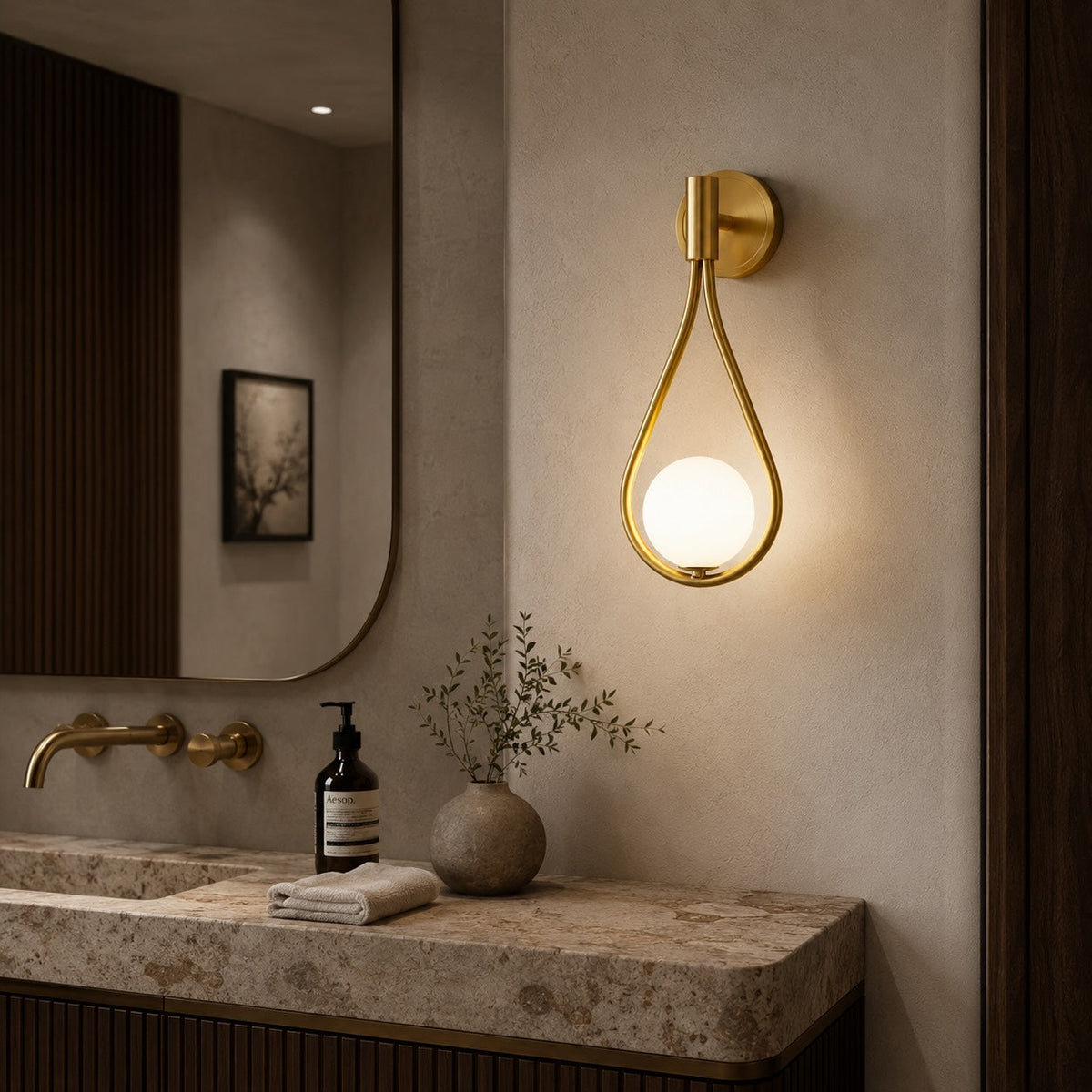 Modern justerbar vägglampa i mässing — väggmonterad LED-armatur, glasskärm