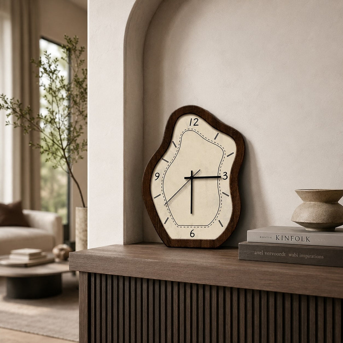 Orologio da parete vintage — Legno, display analogico, meccanismo al quarzo, alimentazione a batteria, design con pendolo intagliato