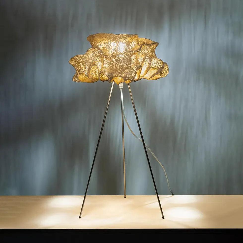Nordische Vintage-Stehlampe mit floralem Dreibein-Gestell | boxzora