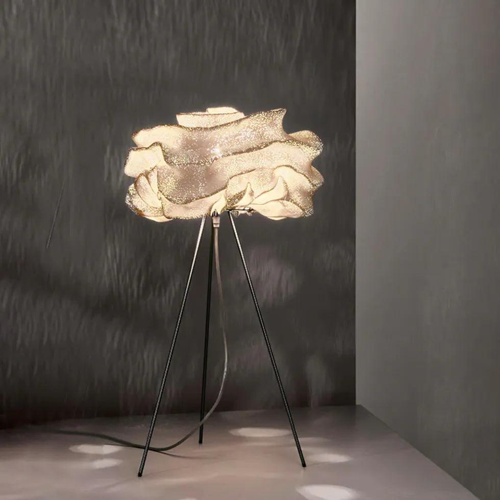 Nordische Vintage-Stehlampe mit floralem Dreibein-Gestell | boxzora