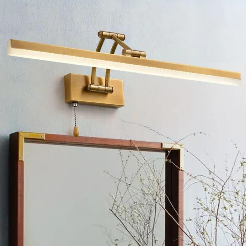 Éclairage de salle de bains au-dessus du miroir en laiton, style luxe discret | boxzora