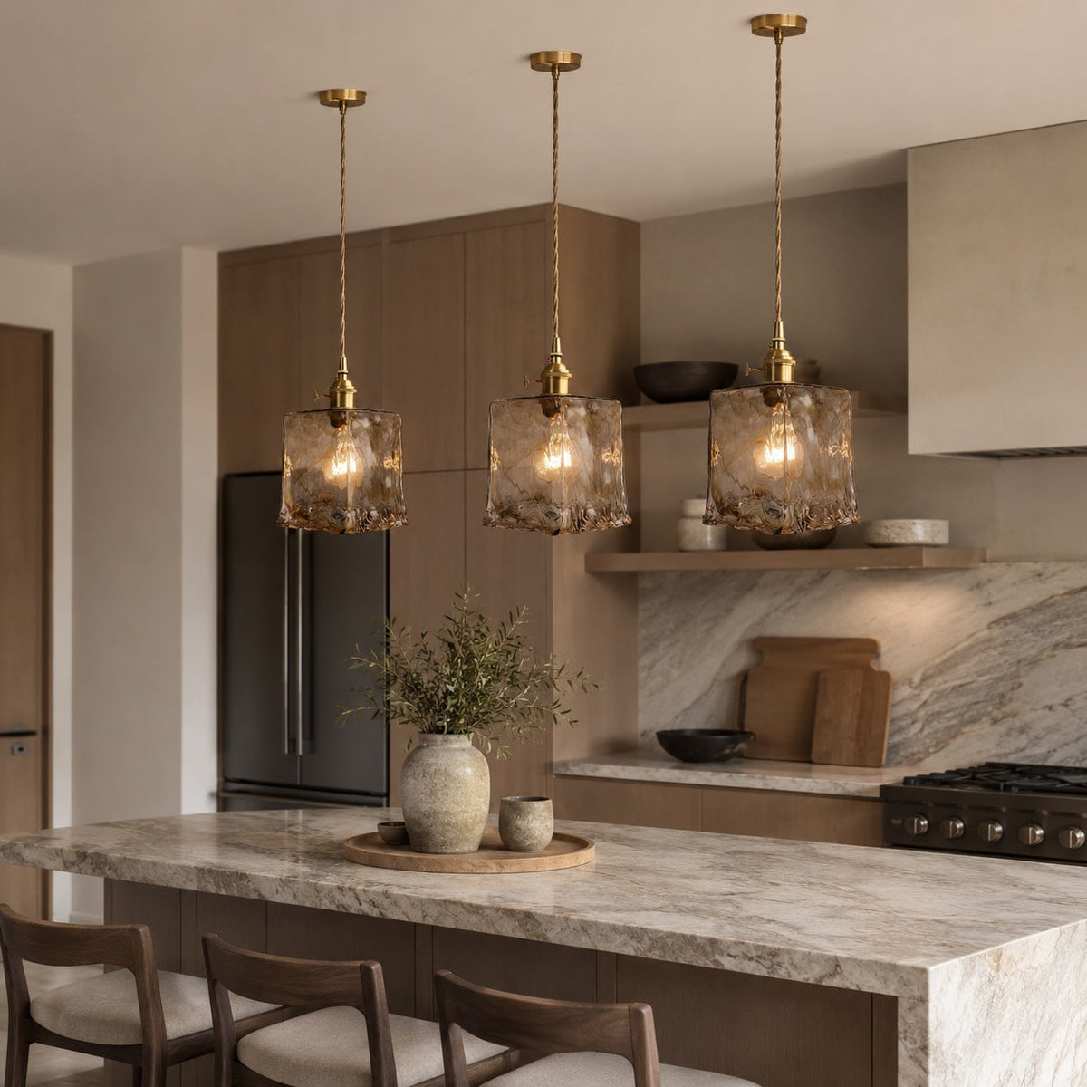 Lampada a sospensione vintage in ottone — Cavo regolabile, paralume in vetro ambrato