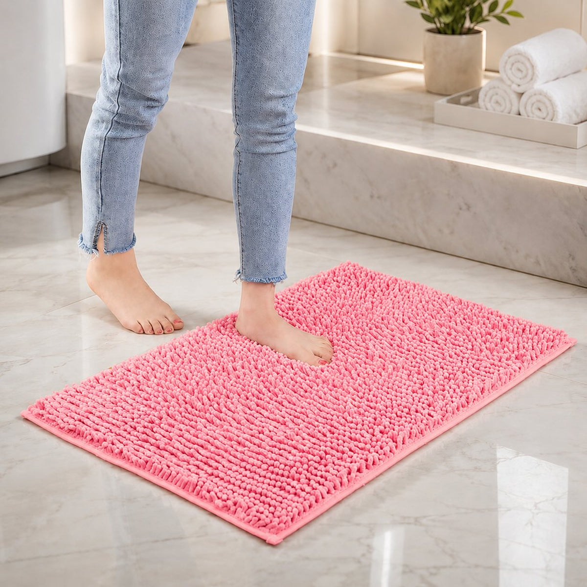 Alfombrilla de baño moderna de chenilla — acolchado de espuma viscoelástica, base antideslizante, superficie ultraabsorbente