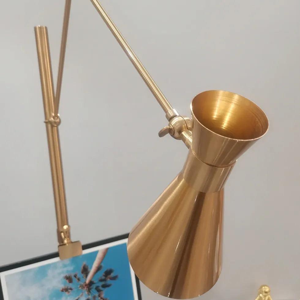 Goldene LED-Stehlampe im Staffelei-Design für das Wohnzimmer | boxzora