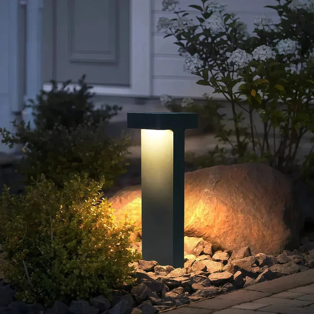 Minimalistisk utendørs pullertlampe i metall for hagen, solcelledrevet | boxzora