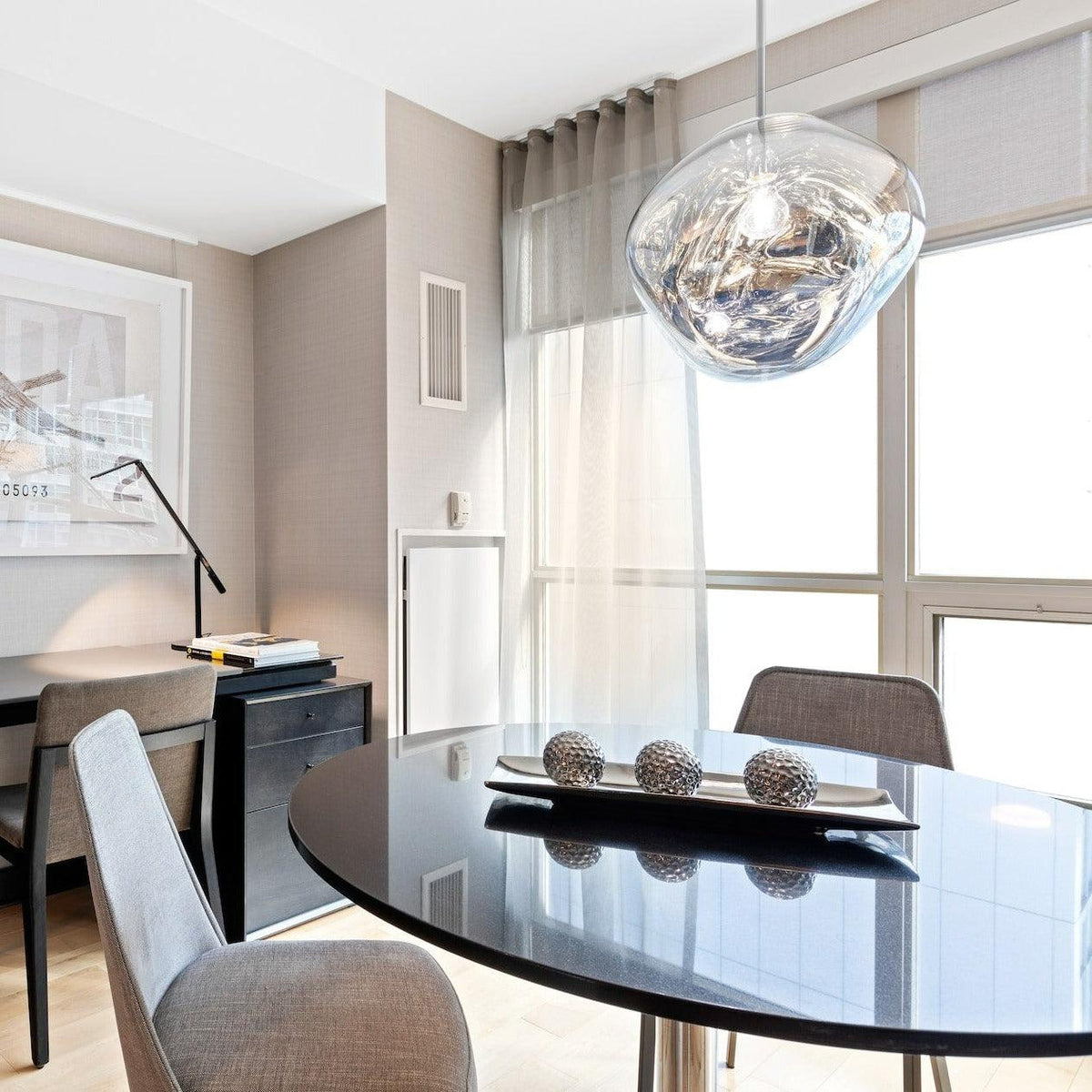 Lámpara colgante moderna de acrílico con diseño de lava sobre la mesa del comedor | boxzora