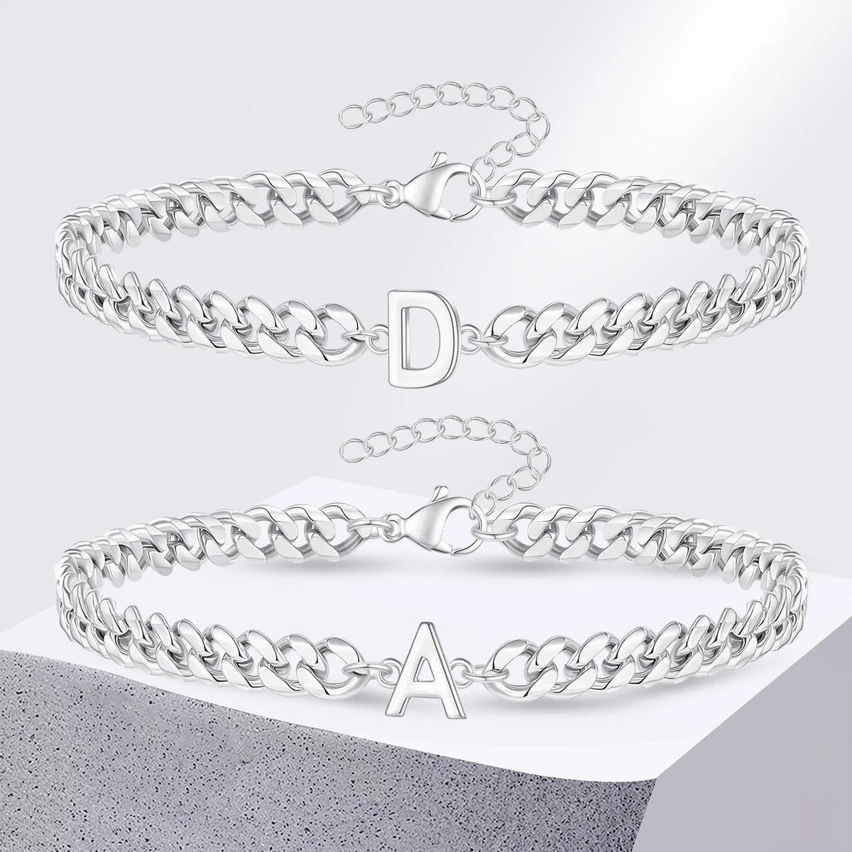Armband mit den Initialen des Paares im Cuban-Link-Stil