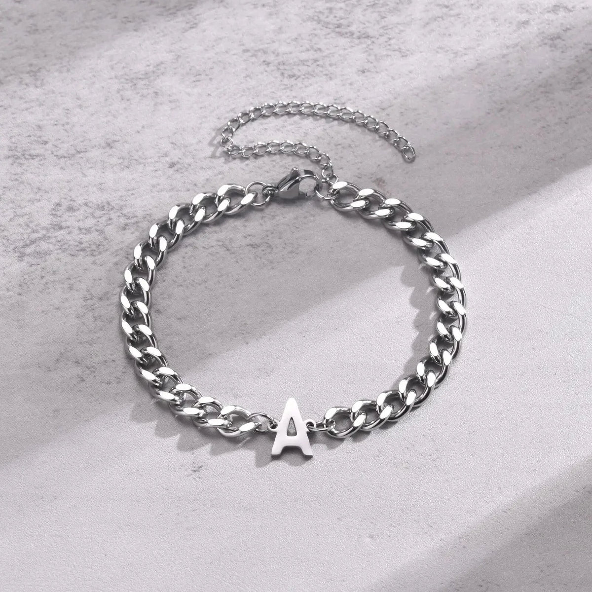 Armband mit den Initialen des Paares im Cuban-Link-Stil