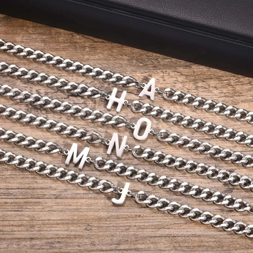 Armband mit den Initialen des Paares im Cuban-Link-Stil