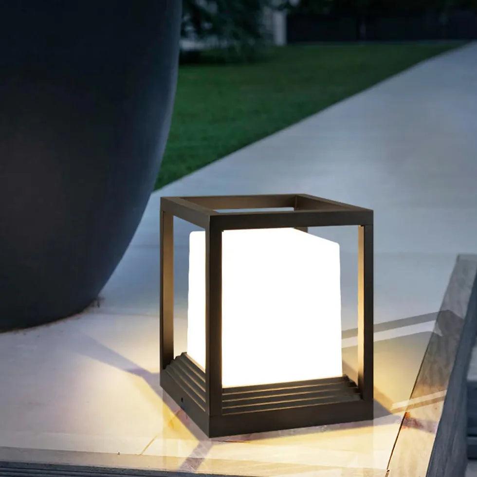 Minimalistisk, vanntett utendørs søylelampe i firkantet design | boxzora