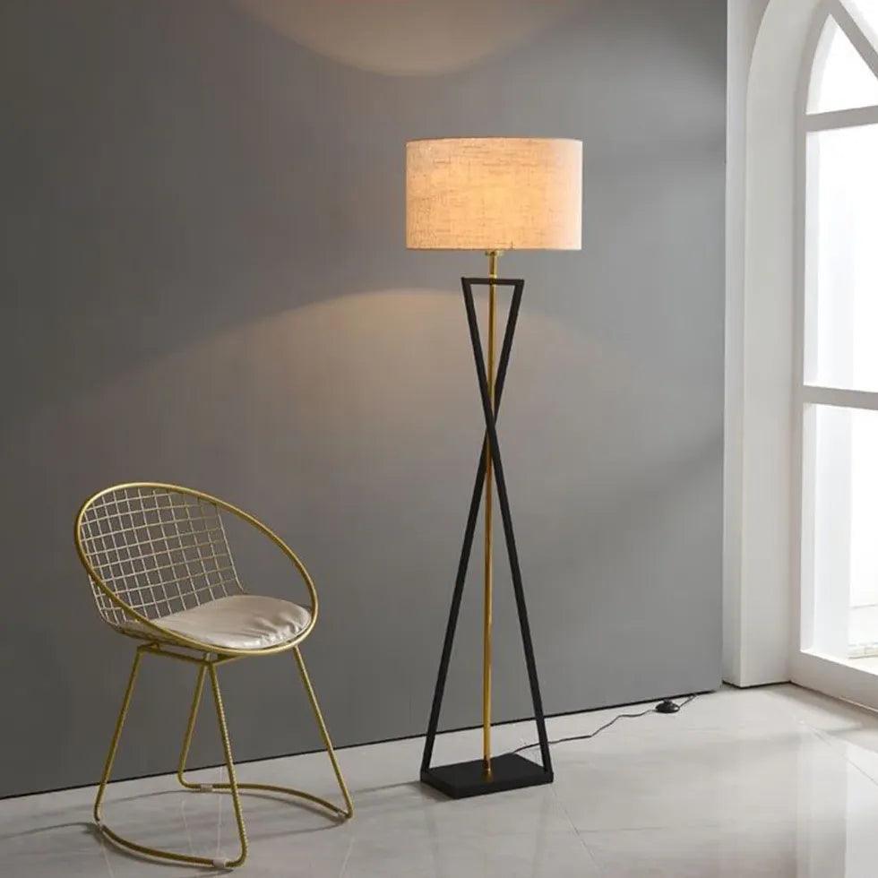 Moderne Eisen-Dreibein-Stehlampe für das Wohnzimmer | boxzora
