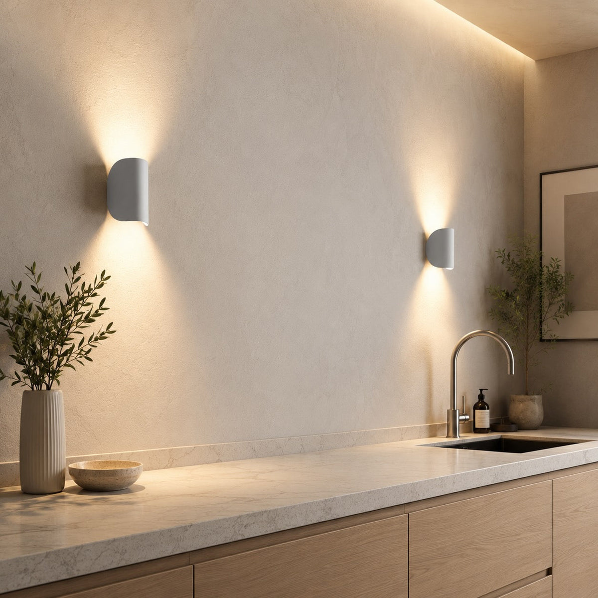 Modern vägglampa i aluminium — LED-armatur med uppåt- och nedåtriktat ljus, justerbar, dimbar och energieffektiv