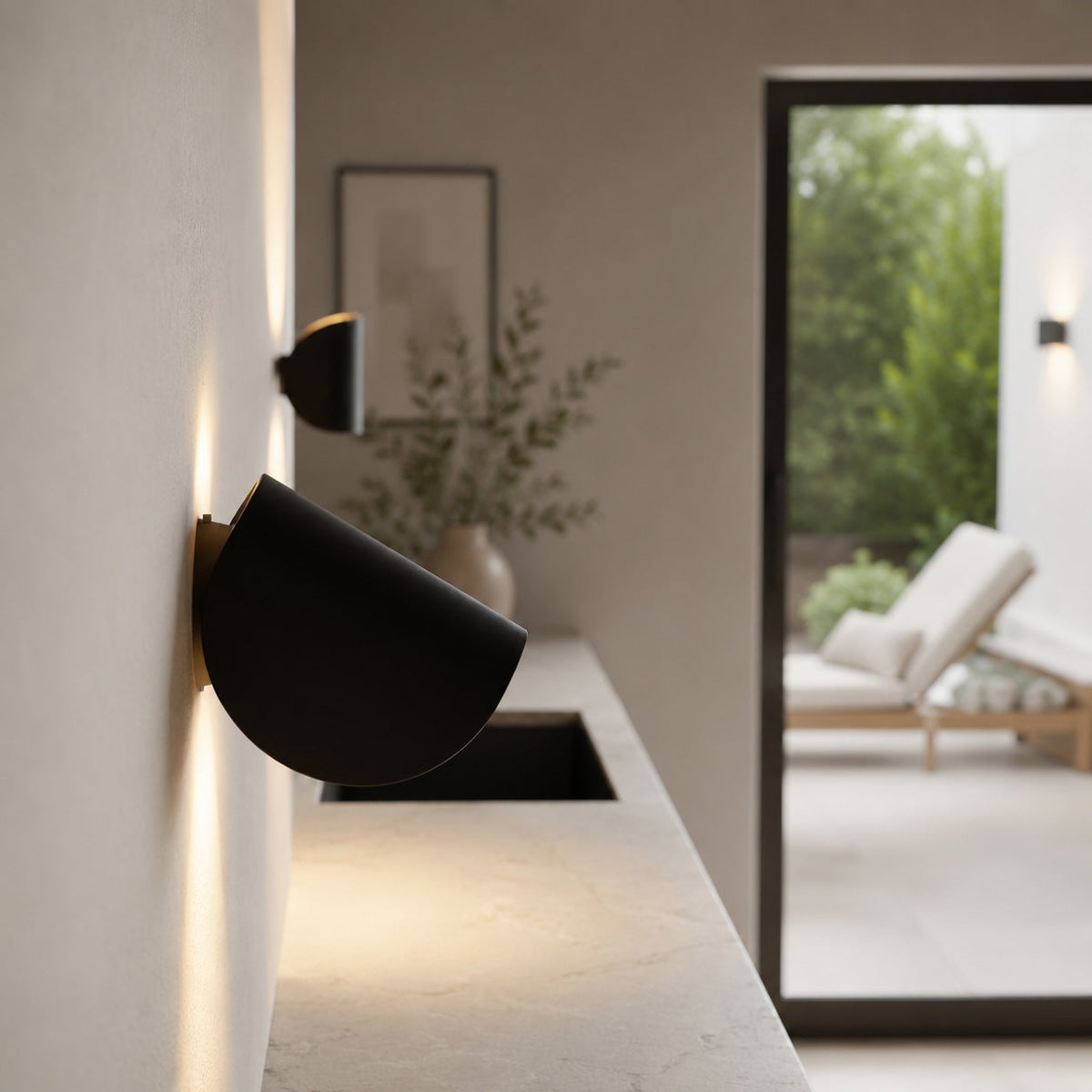 Modern vägglampa i aluminium — LED-armatur med uppåt- och nedåtriktat ljus, justerbar, dimbar och energieffektiv