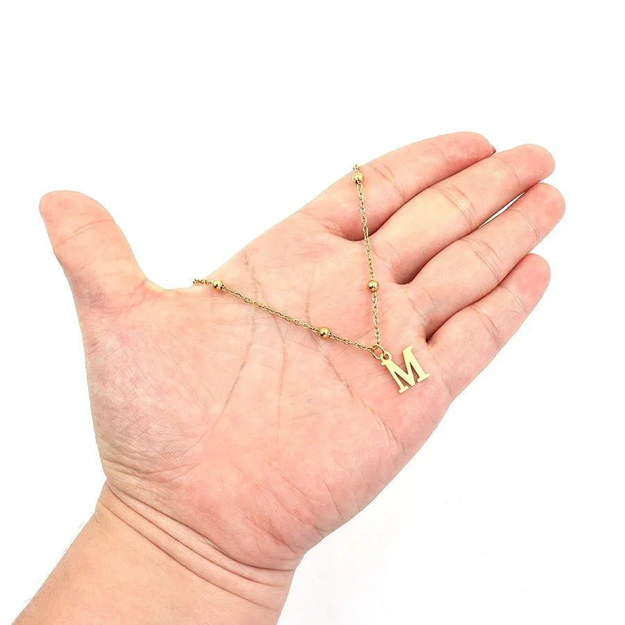 Zierliche Halskette mit Satellitenkette und Buchstaben-Anhänger