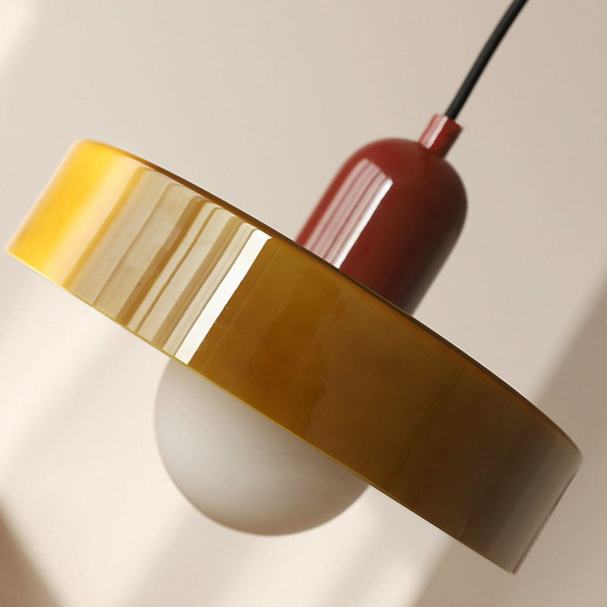 Lampa wisząca Bauhaus — kolorowy szklany klosz, regulowane zawieszenie