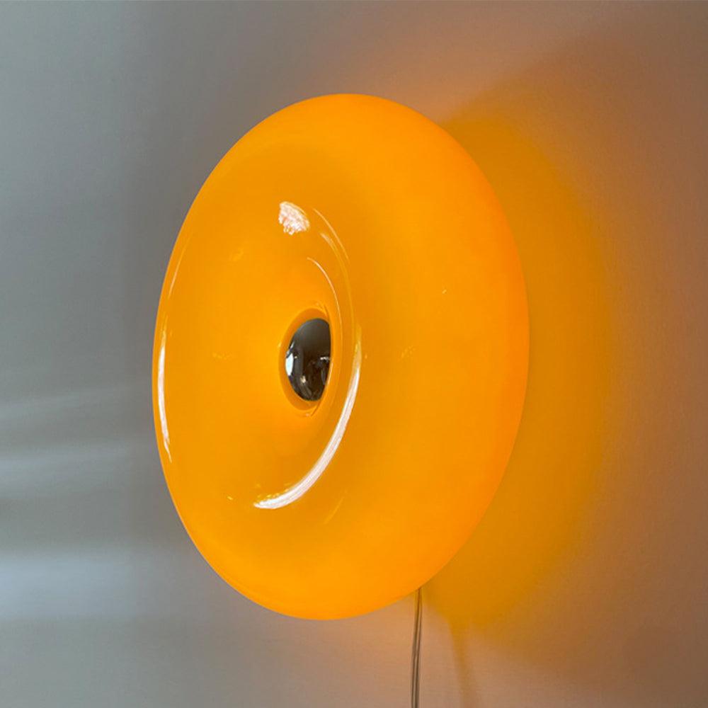 Nordisk oransje vegglampe i glass med smultringdesign | boxzora