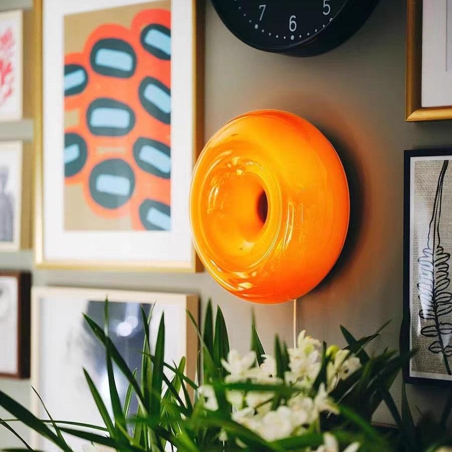 Nordisk oransje vegglampe i glass med smultringdesign | boxzora