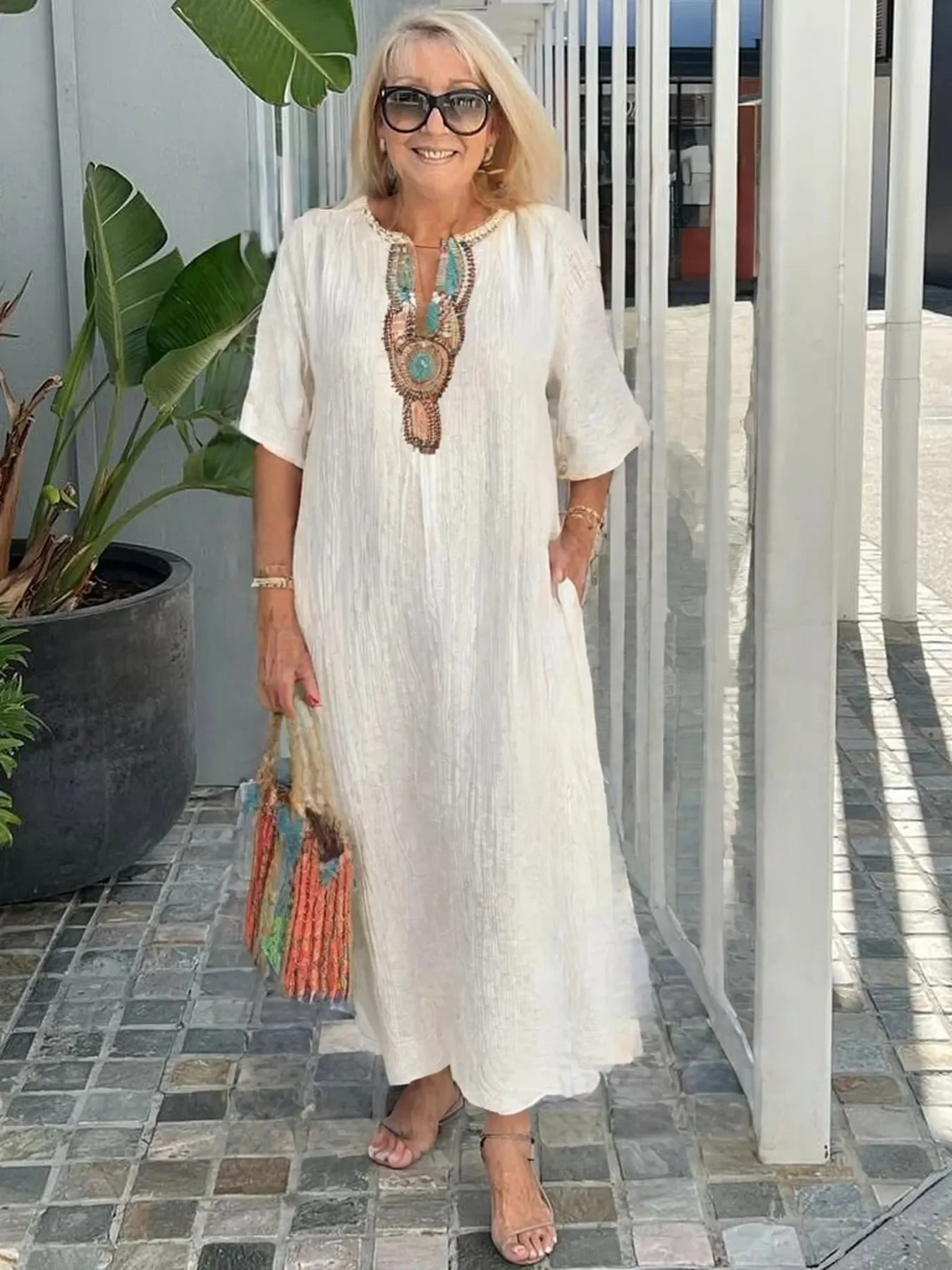 Robe été en lin brodé fendue