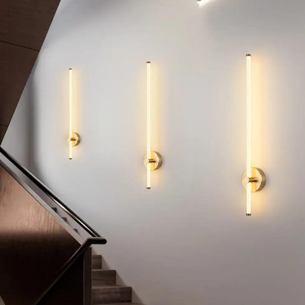 Moderne lange messingkleurige wandlamp voor de slaapkamer | boxzora