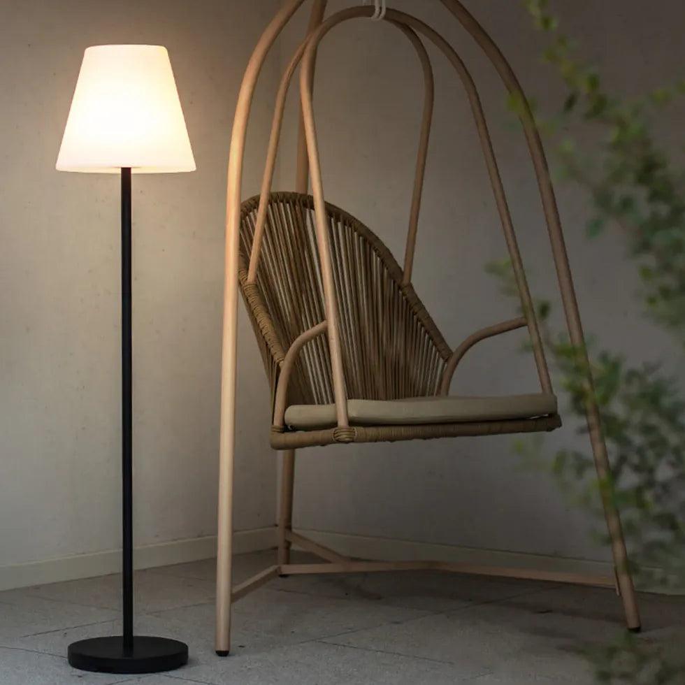 Moderne weiße Solar-Stehleuchte mit Schirm für die Terrasse | boxzora