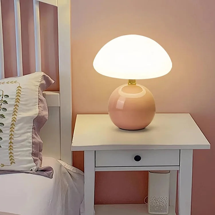 Francuska lampa stołowa w kształcie kremowego grzyba — rzeźbiarski design Bauhausu