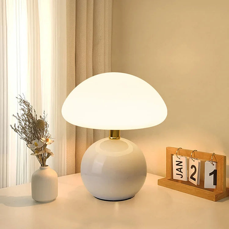 Francuska lampa stołowa w kształcie kremowego grzyba — rzeźbiarski design Bauhausu