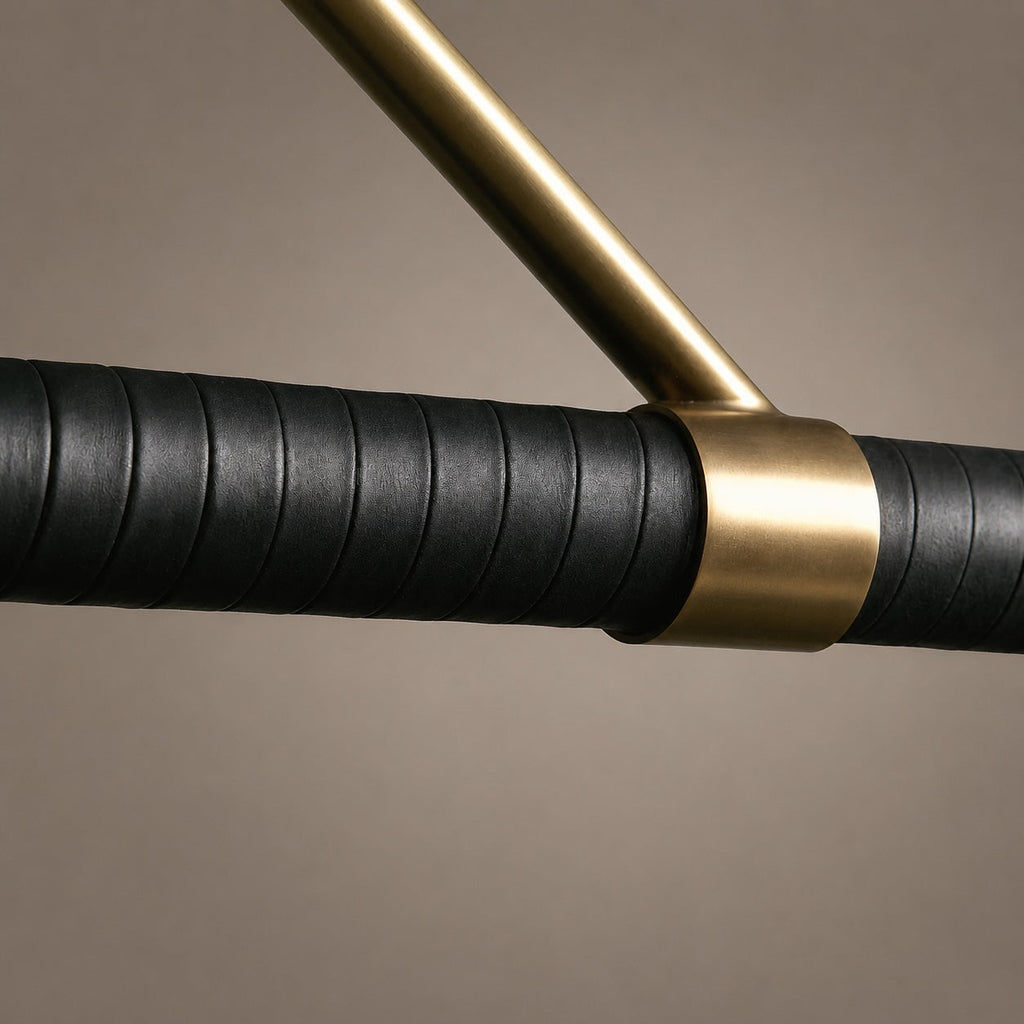 Lampada a sospensione lineare moderna — struttura in ottone, rivestimento nero, lampadine a globo satinato