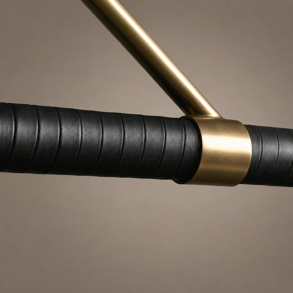 Lampada a sospensione lineare moderna — struttura in ottone, rivestimento nero, lampadine a globo satinato