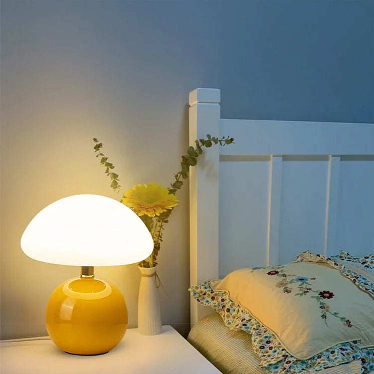 Francuska lampa stołowa w kształcie kremowego grzyba — rzeźbiarski design Bauhausu