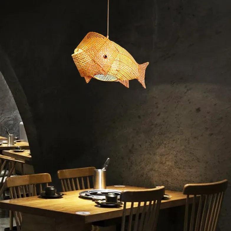 Fiskformet pendellampe i japansk stil av rotting | boxzora