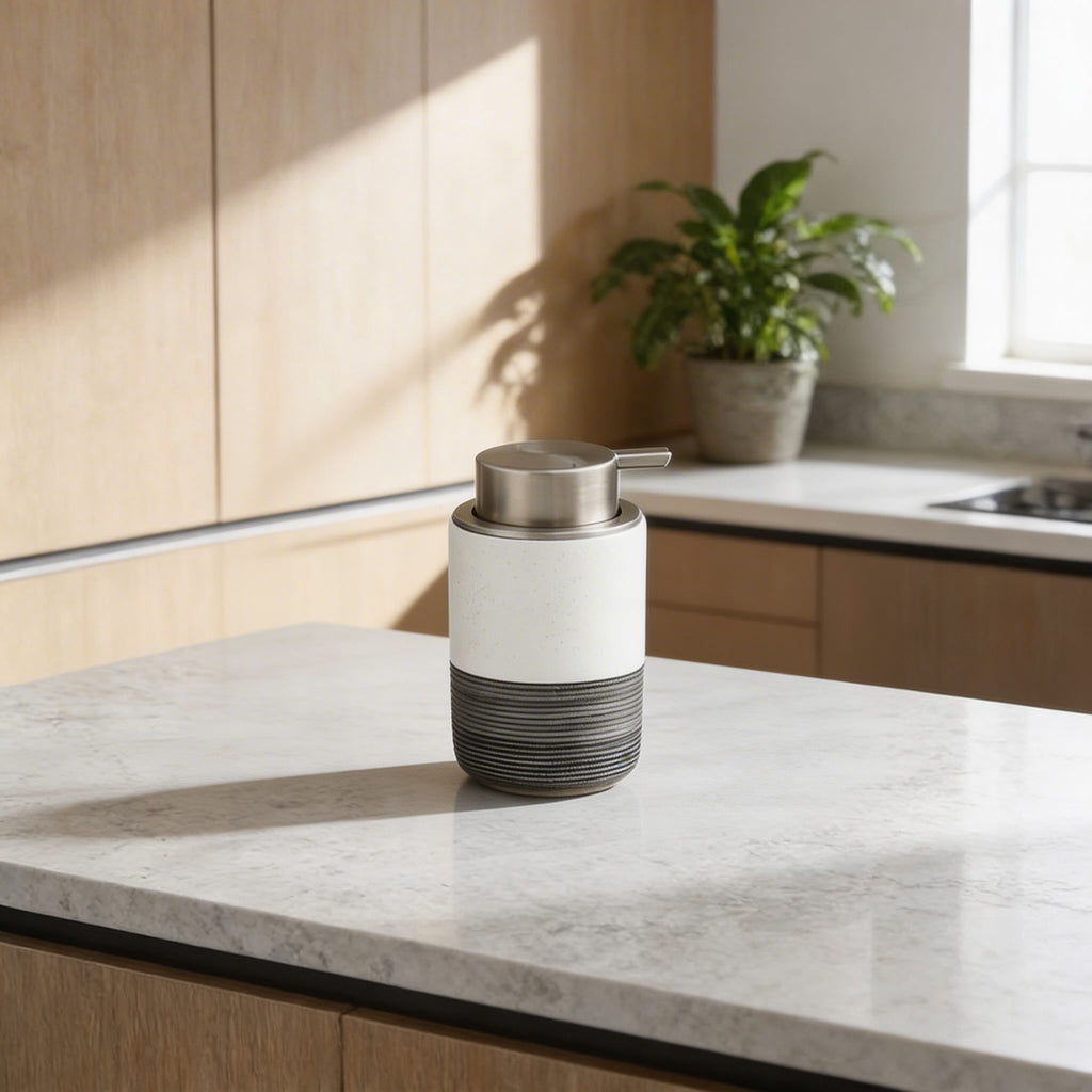 Modern keramisk handtvålsdispenser — matt finish, bred halsöppning