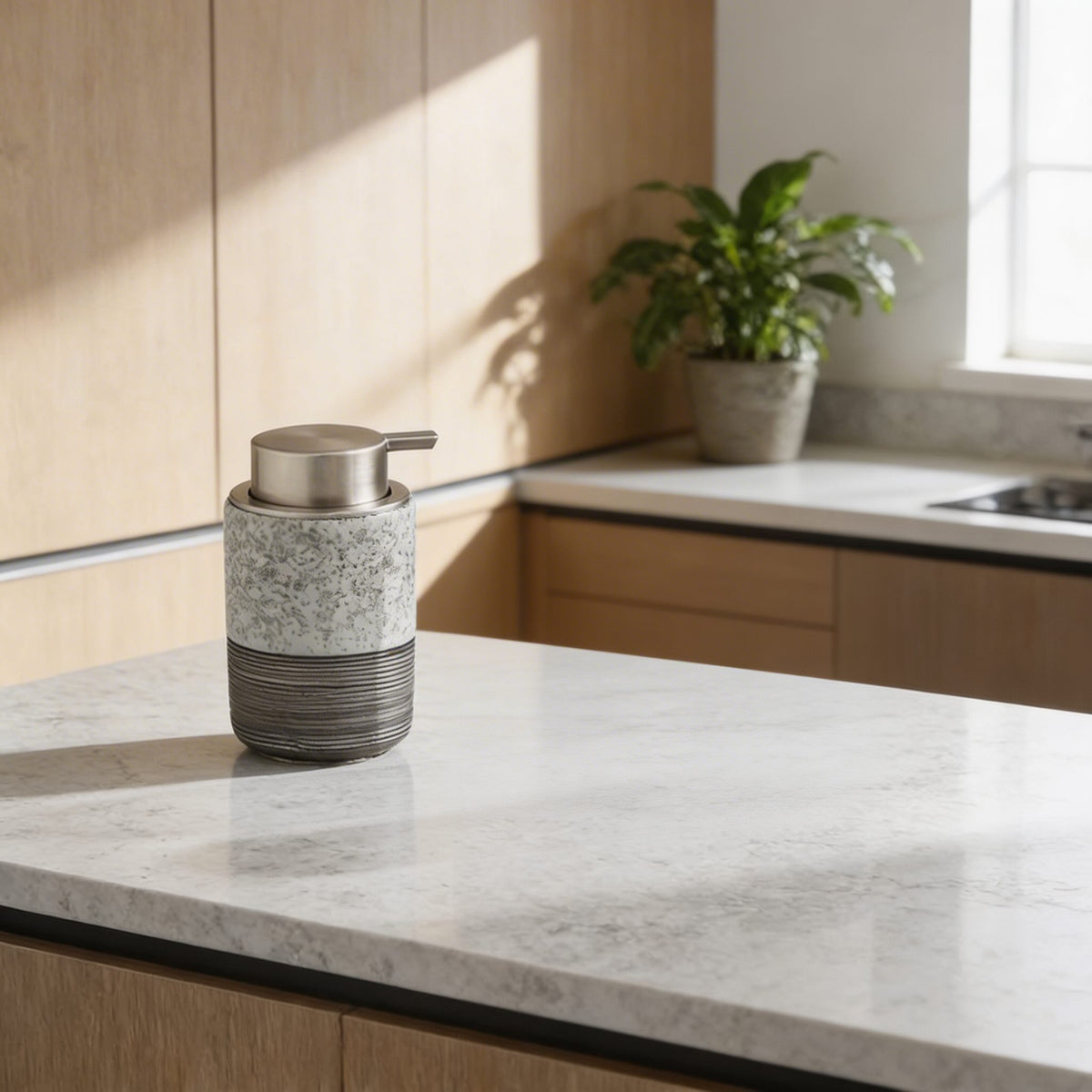 Modern keramisk handtvålsdispenser — matt finish, bred halsöppning