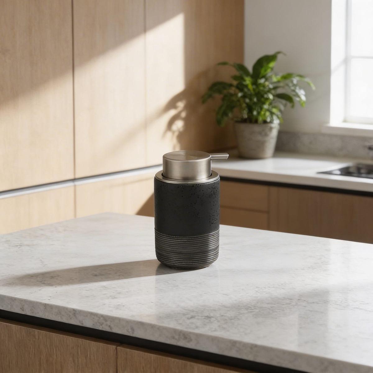Modern keramisk handtvålsdispenser — matt finish, bred halsöppning