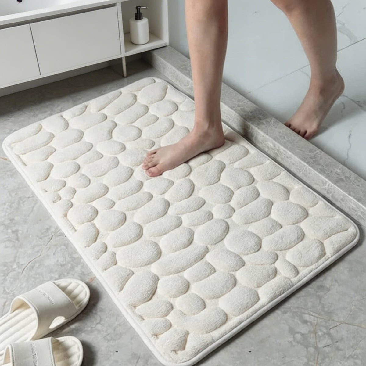 Reliéfní koupelnová předložka Cobblestone — korálový materiál, protiskluzová základna a rychleschnoucí absorpce vody