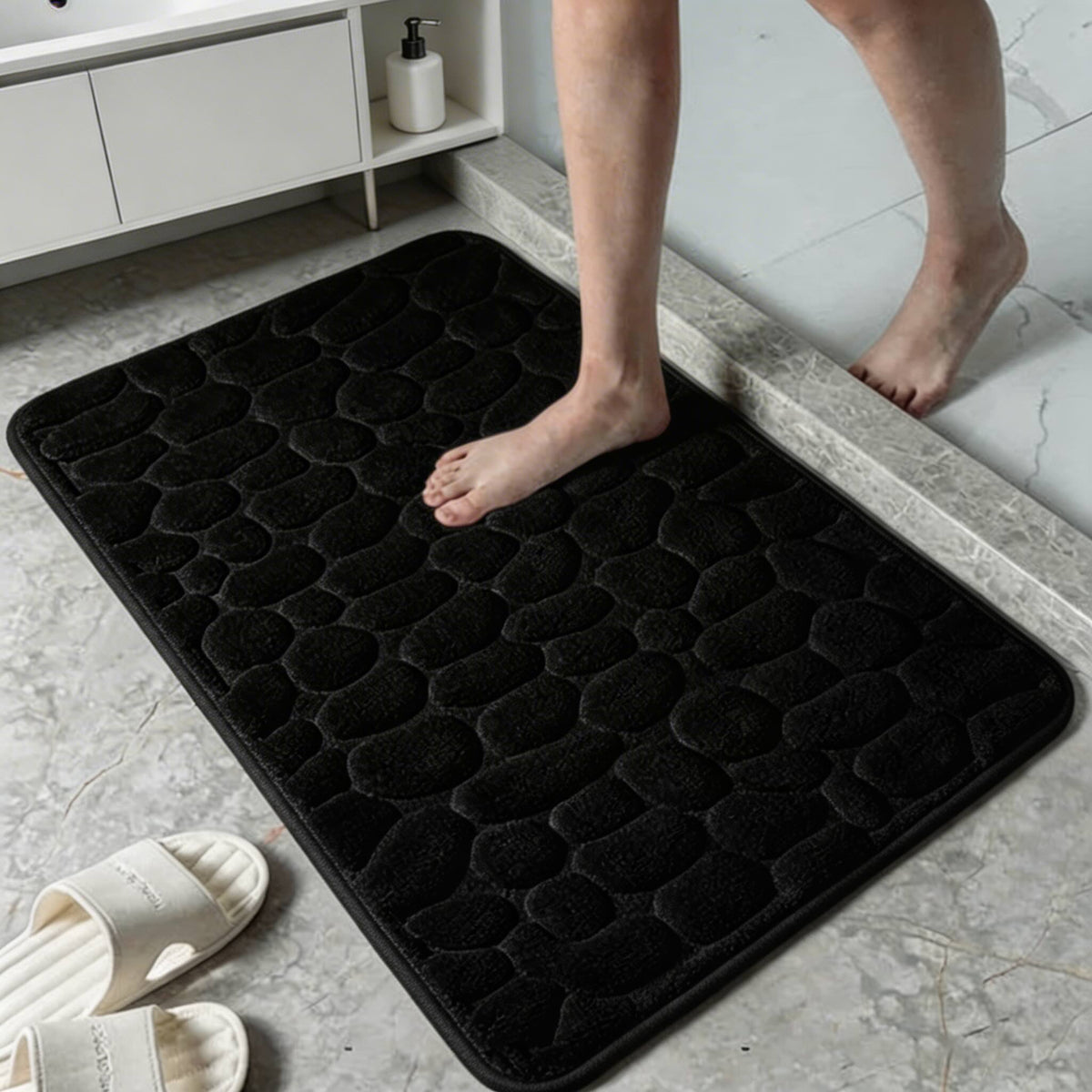 Reliéfní koupelnová předložka Cobblestone — korálový materiál, protiskluzová základna a rychleschnoucí absorpce vody