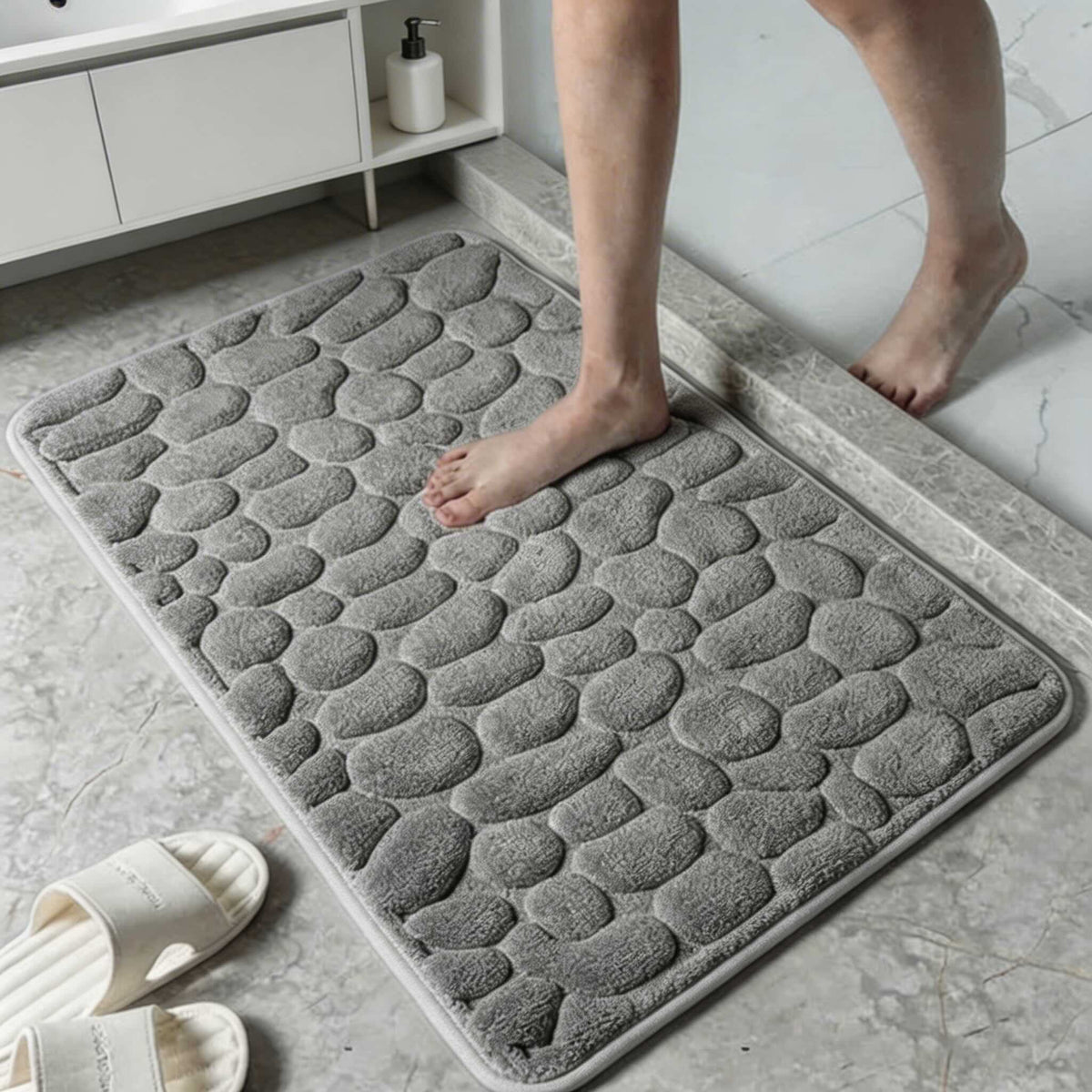 Reliéfní koupelnová předložka Cobblestone — korálový materiál, protiskluzová základna a rychleschnoucí absorpce vody