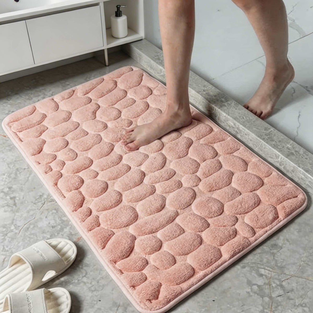 Reliéfní koupelnová předložka Cobblestone — korálový materiál, protiskluzová základna a rychleschnoucí absorpce vody