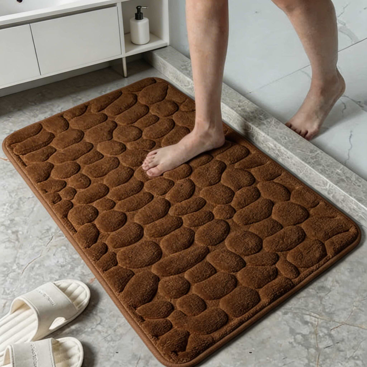 Reliéfní koupelnová předložka Cobblestone — korálový materiál, protiskluzová základna a rychleschnoucí absorpce vody