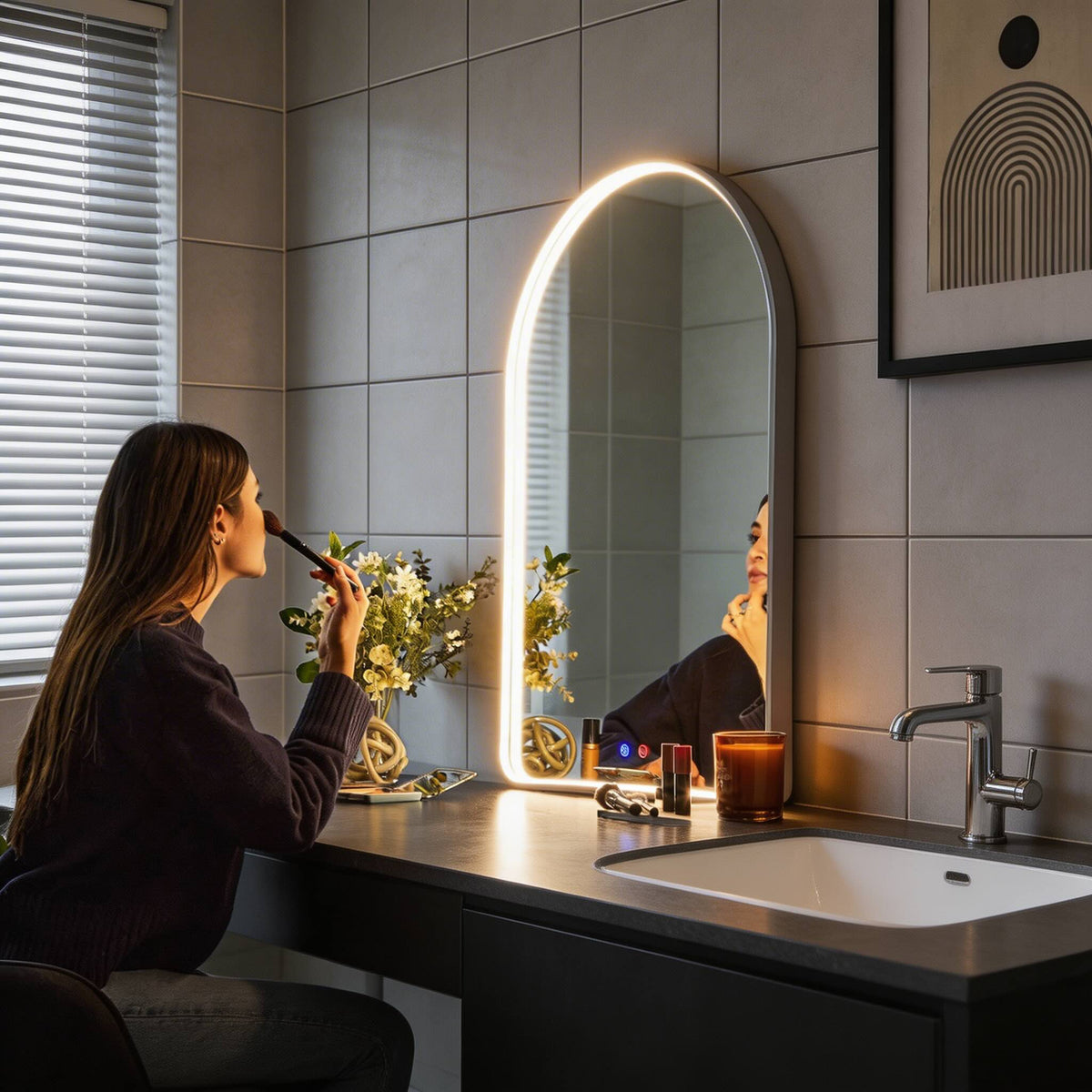 Specchio ad arco moderno LED montato a parete — illuminazione regolabile, cornice in alluminio antiappannamento