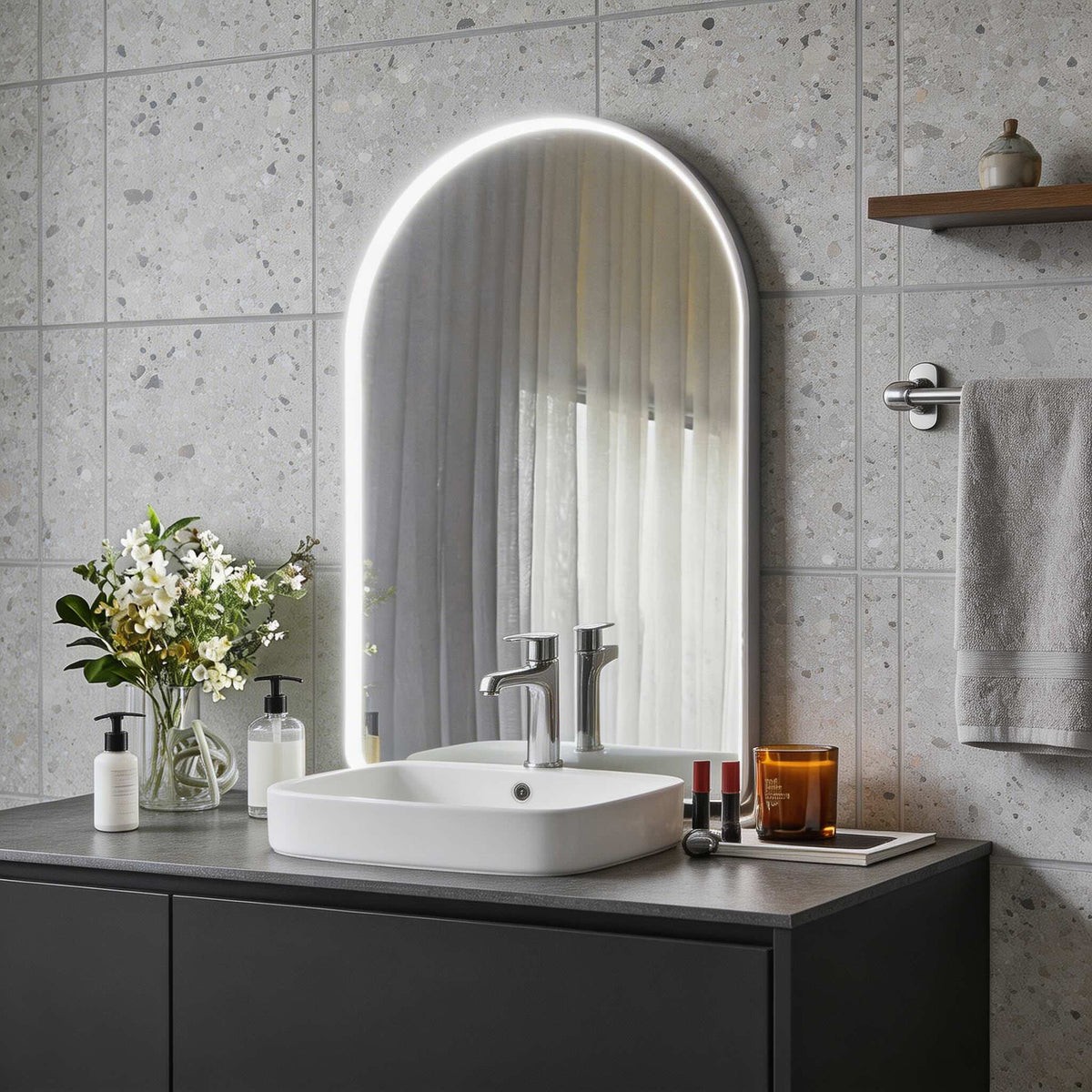 Specchio ad arco moderno LED montato a parete — illuminazione regolabile, cornice in alluminio antiappannamento