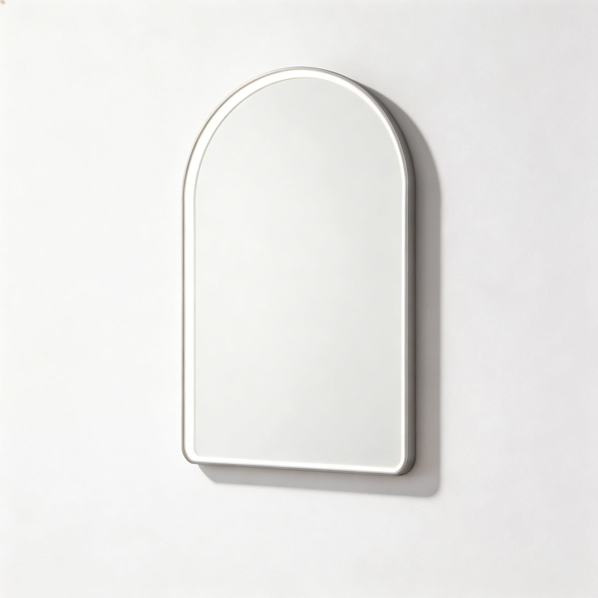 Specchio ad arco moderno LED montato a parete — illuminazione regolabile, cornice in alluminio antiappannamento