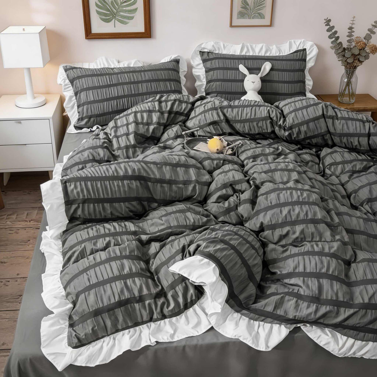 Set di biancheria da letto moderno a coste — copripiumino, lenzuolo piano e federe