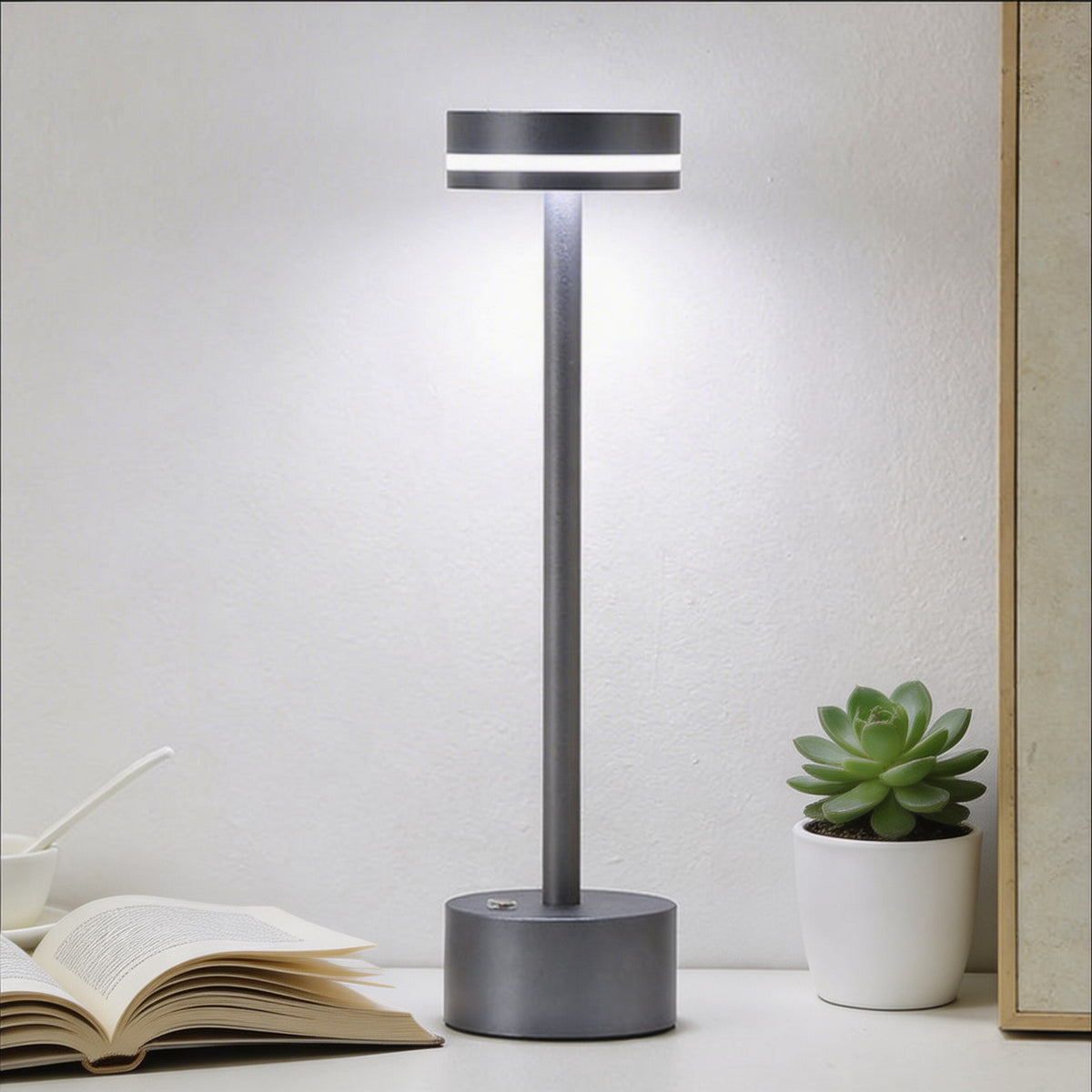 مصباح طاولة LED حديث من الألومنيوم — لاسلكي قابل لإعادة الشحن عبر USB، تحكم باللمس مع إمكانية التعتيم، قاعدة موزونة