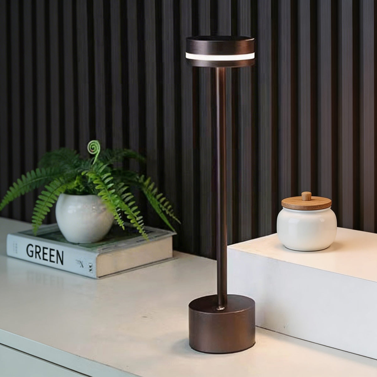 مصباح طاولة LED حديث من الألومنيوم — لاسلكي قابل لإعادة الشحن عبر USB، تحكم باللمس مع إمكانية التعتيم، قاعدة موزونة