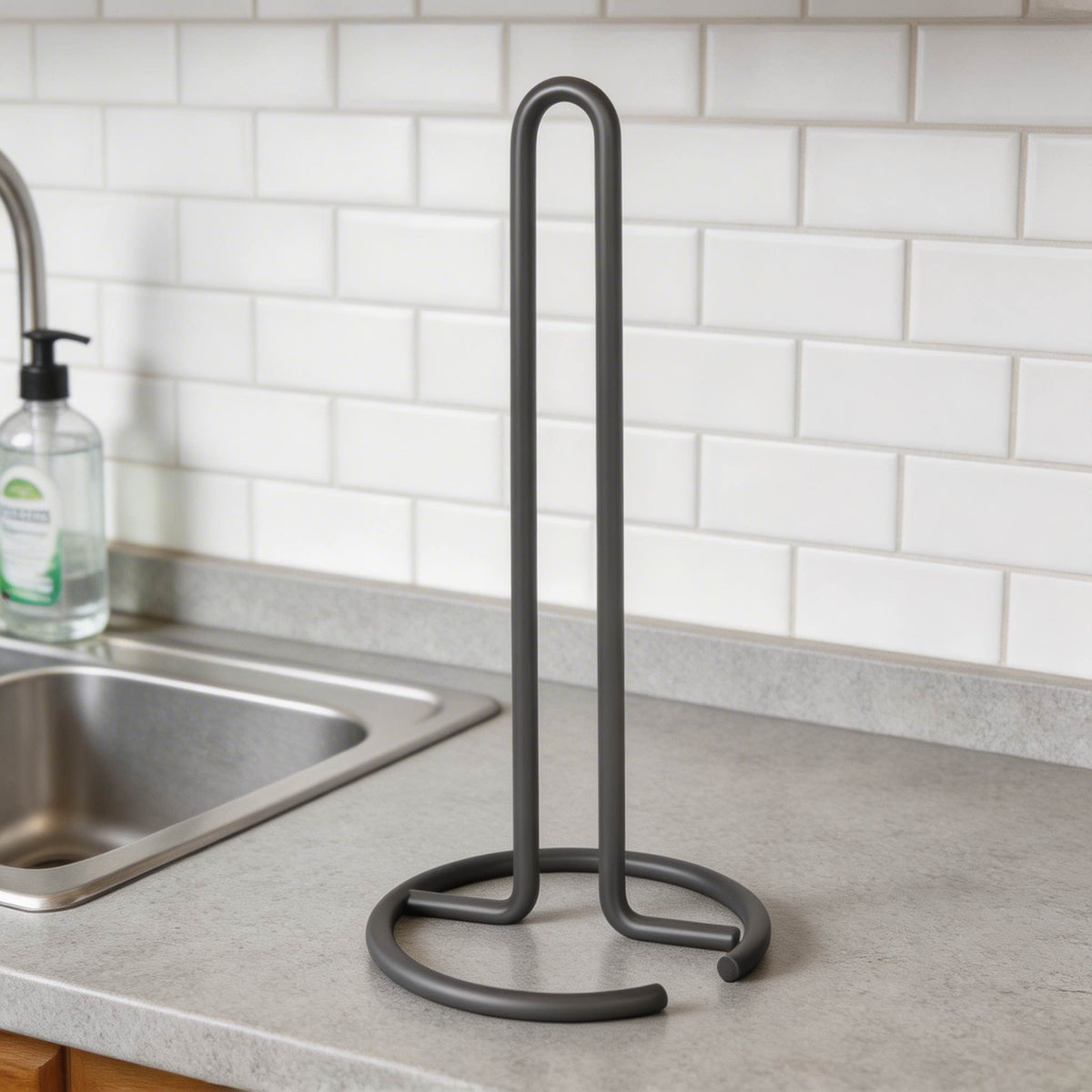 Moderne fritstående toiletpapirholder — robust design i jern, tung base, åben konstruktion