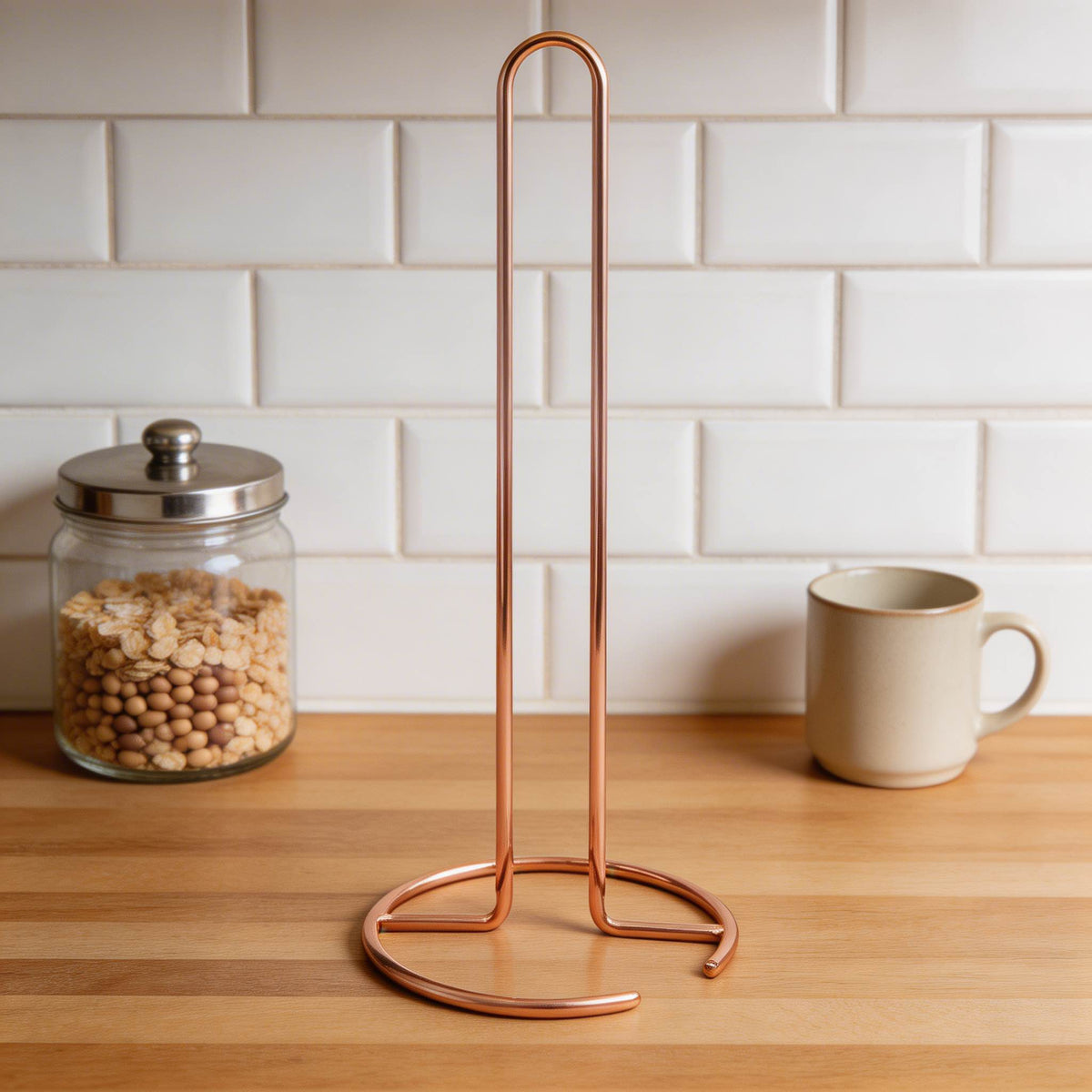 Moderne fritstående toiletpapirholder — robust design i jern, tung base, åben konstruktion