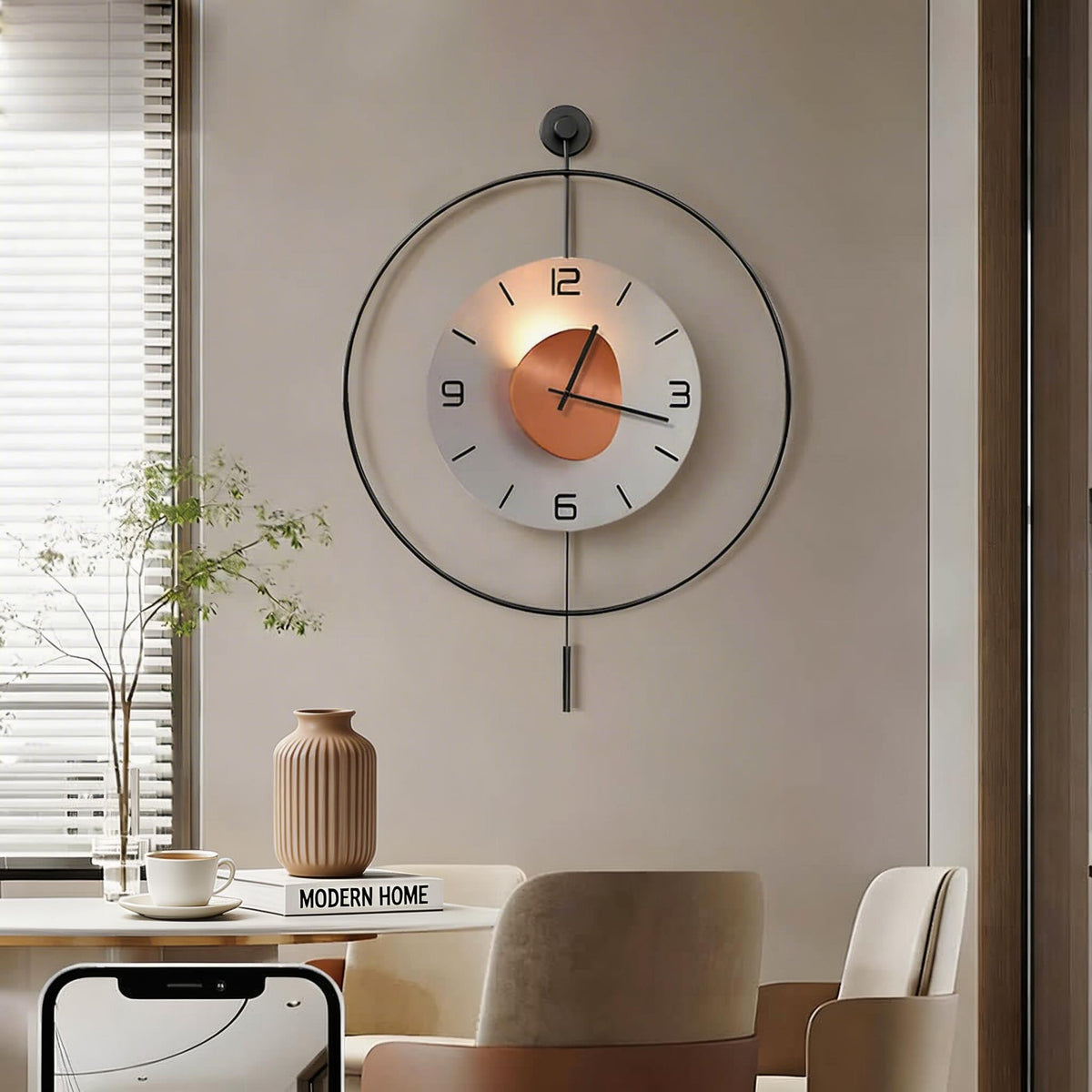 Orologio moderno da parete rotondo — Quadrante in alluminio nero, retroilluminazione LED nascosta, alimentazione a batteria