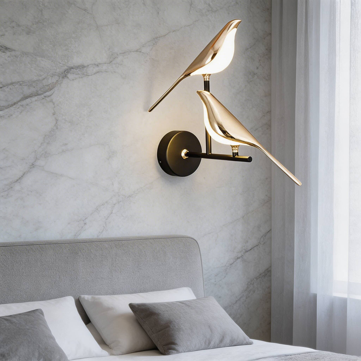 Nordisk LED-vägglampa — dimbart väggfäste, stomme i järn, glasskärm