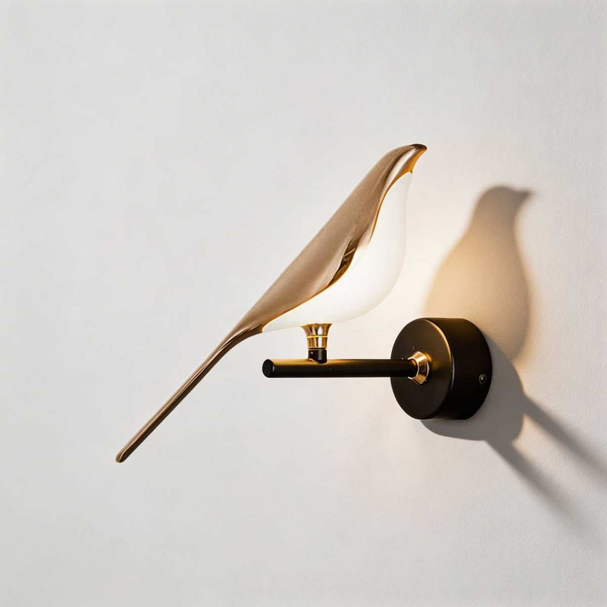 Nordisk LED-vägglampa — dimbart väggfäste, stomme i järn, glasskärm