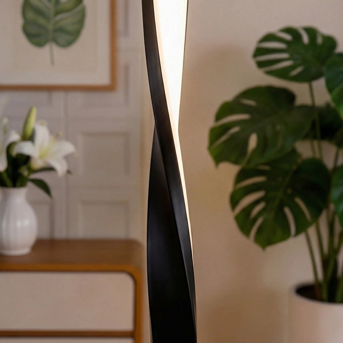 Modern golvlampa i metall — dimbar LED, justerbart stativ
